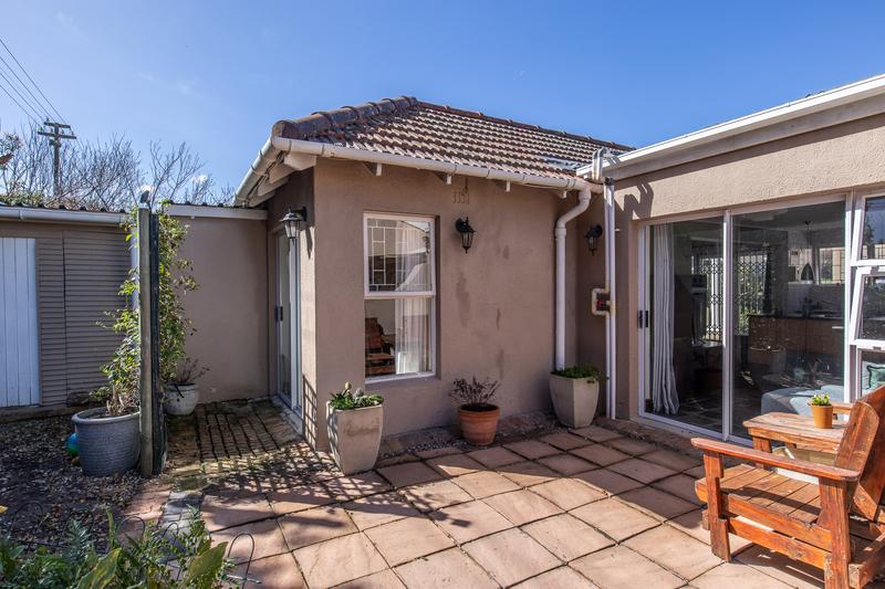 5 Bedroom Property for Sale in Meadowridge Western Cape